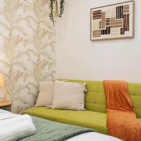 Flat In With Ac & Private Kitchen Appartement