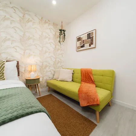 Flat In With Ac & Private Kitchen Appartement