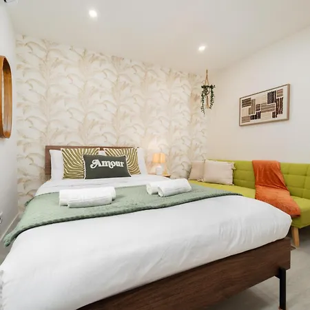 Flat In With Ac & Private Kitchen Appartement *