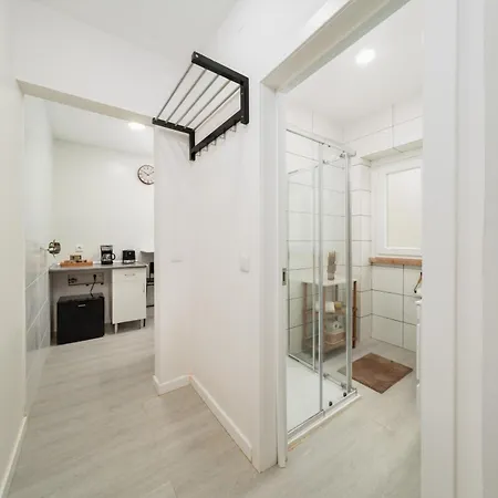 Flat In With Ac & Private Kitchen Appartement
