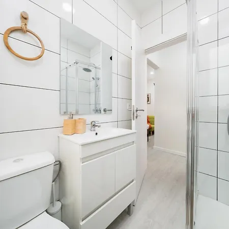 Flat In With Ac & Private Kitchen Appartement