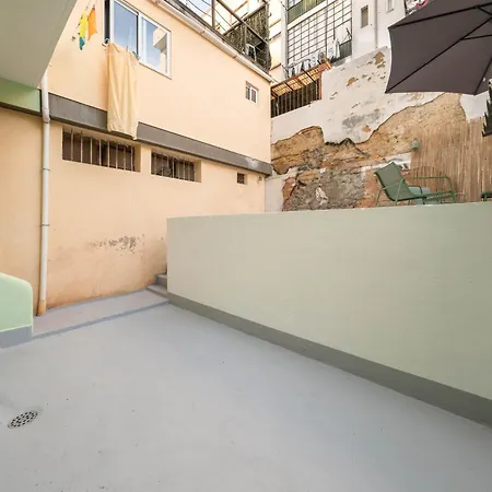 Flat In With Ac & Private Kitchen 리스본