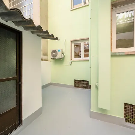 Flat In With Ac & Private Kitchen Lissabon